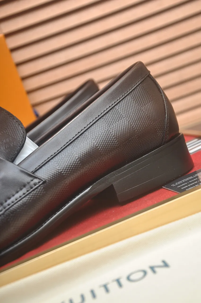 Men's men's shoes 💰540💶 [LV] (original single cowhide lining) 🍀LV's latest genuine leather business suit shoes are launched simultaneously on the official website. The first-layer cowhide imported from Italy is made of heavy gold, 💥official website 1:1 rubber outsole. Versatile to wear, high-end without losing class, and the color combination is extraordinary. This four-season style is alluring when worn on your feet, showing off your big-name flair. Standard code 39-45 (45 customized)